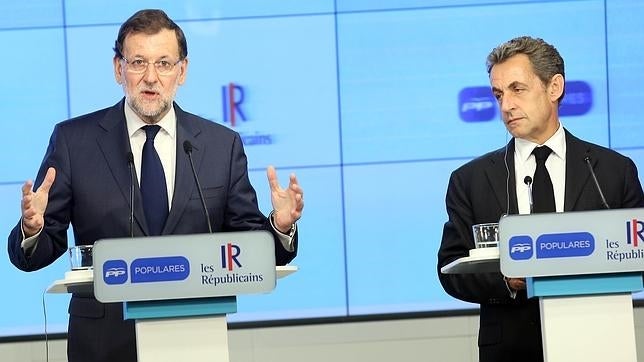 Rajoy, a Aznar: «Hemos perdido capitales porque el PSOE ha apoyado a Syriza-Podemos»