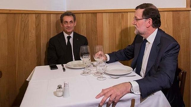 Rajoy y Sarkozy comen en una tasca gazpacho, chipirones y ensaladilla rusa