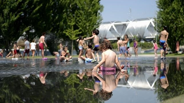 Los madrileños desafían las altas temperaturas armados con un bañador