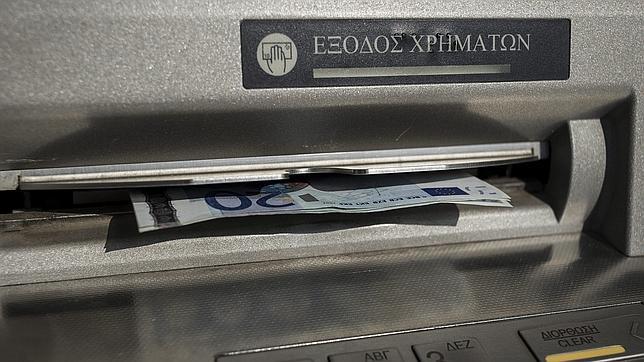 Largas colas en los bancos griegos para sacar los 60 euros diarios a los que se tiene derecho