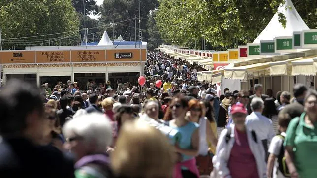 El Paseo de Coches del Retiro, lleno de gente durante la Feria del Libro de 2013