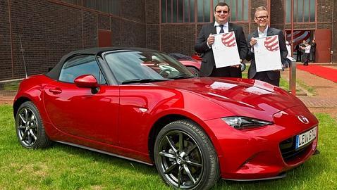 Kevin Rice, director de diseño de Mazda Europe, junto al vicepresidente de comunicación, Wojciech Halarewicz