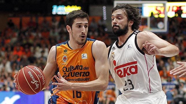 Guillem Vives, defendido por Llull en las semifinales ACB
