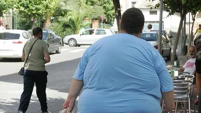 Un joven con obesidad camina por las calles de Mula