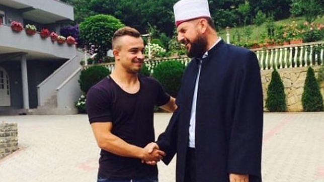 Shaqiri posa con un imán acusado de terrorismo e incitación al odio religioso
