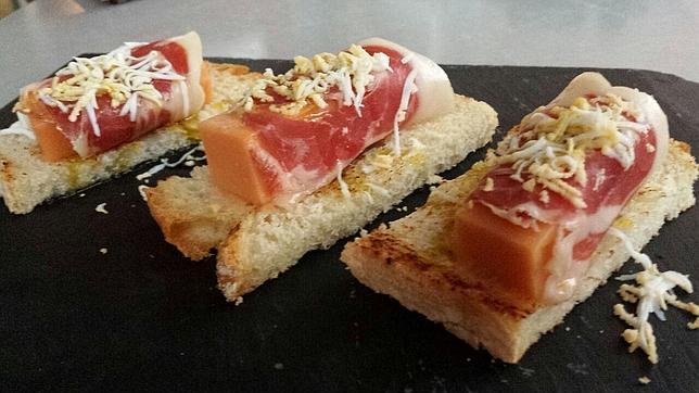 Tosta de rollito de salmorejo con jamón ibérico, hilos de huevo y aceite de oliva para la ruta de la tapa rabanera