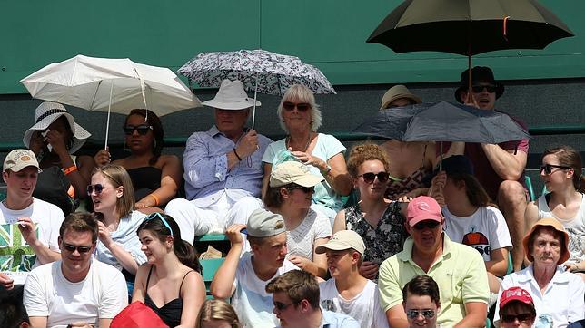 En el torneo de Wimbledon se pide al público que acuda con la cabeza protegida por gorro o visera