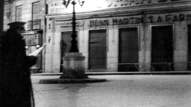 Un sereno, en 1959, en la Plaza de Santa Cruz de Madrid