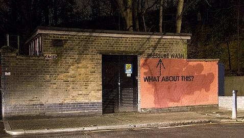 La hilarante batalla entre un grafitero y el servicio de limpieza londinense