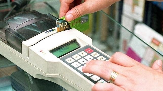 Una mujer hace un pago con tarjeta en un establecimiento de Madrid