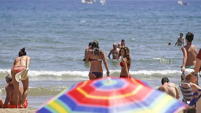 Jóvenes disfrutan de un día de sol y verano en la playa de Las Arenas, Valencia