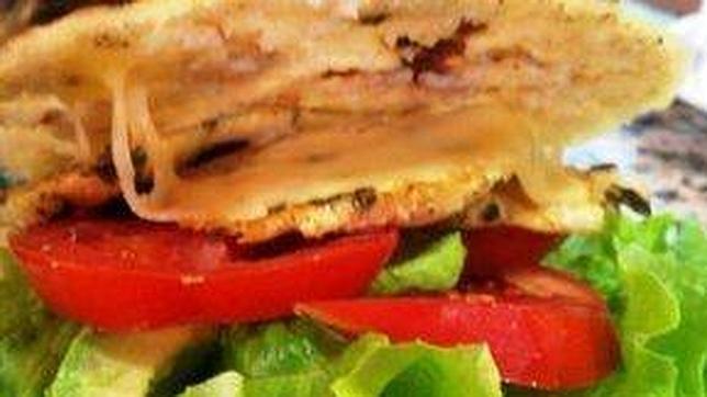 Arepas con mojo picón y guacamole