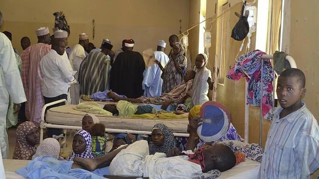Un grupo de supervivientes de un ataque de Boko Haram