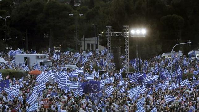 Altercados en las masivas manifestaciones en Atenas a favor del «sí» y del «no»