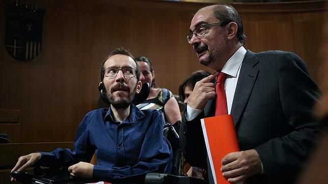 Javier Lambán, observado por el líder de Podemos, Pablo Echenique