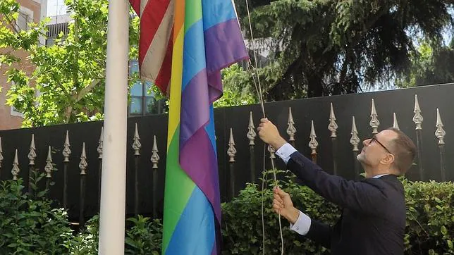 El embajador estadounidense en España iza la bandera gay