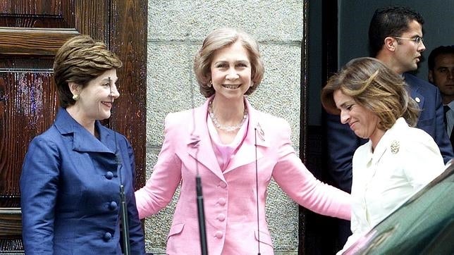 Laura Bush, Doña Sofía y Ana Botella en la puerta de Casa Lucio