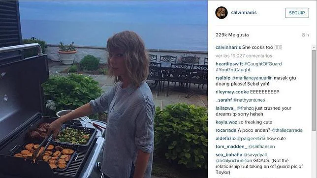 Taylor prepara una parrilla durante sus vaciones con Calvin Harris