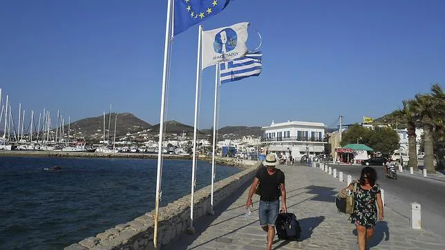 Turistas en la isla griega de Paros