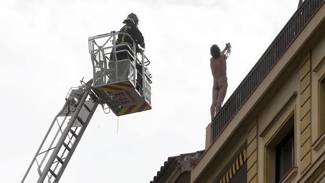 Rescatan a un hombre suspendido de una azotea y acaba detenido por drogas