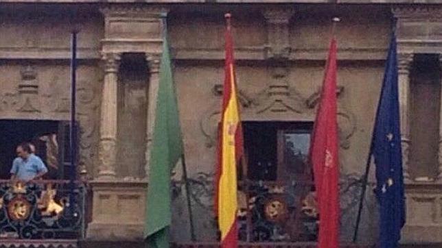 El sospechoso mástil que Bildu ha colocado en el Ayuntamiento de Pamplona