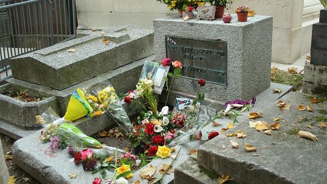 Tumba de Jim Morrison en el cementerio parisino de Père-Lachaise