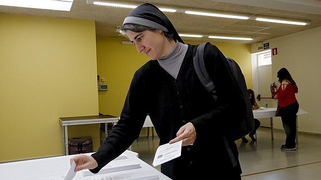 La monja Forcades votando en las pasadas municipales