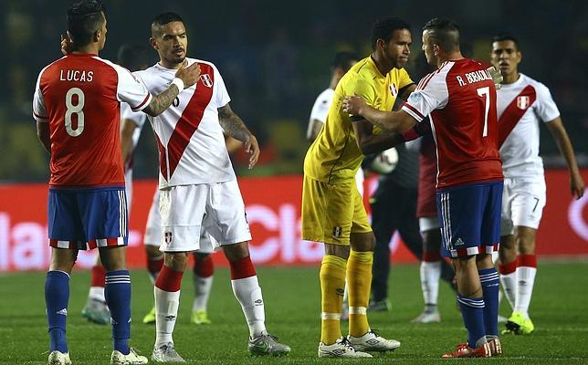 Perú se lleva la final de consolación en un triste partido