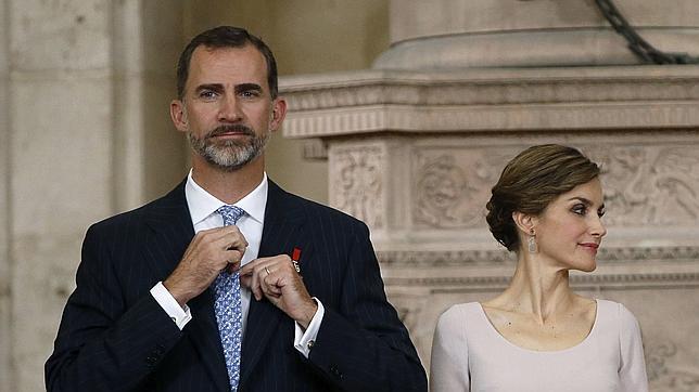 Desde que la Reina Letizia estrenó su corte «bob», a menudo recurre a los recogidos con trenzas