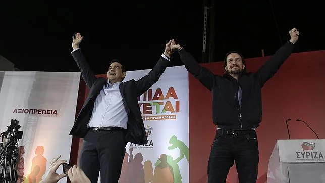 El político griego Alexis Tsipras, acompañado por Pablo Iglesias