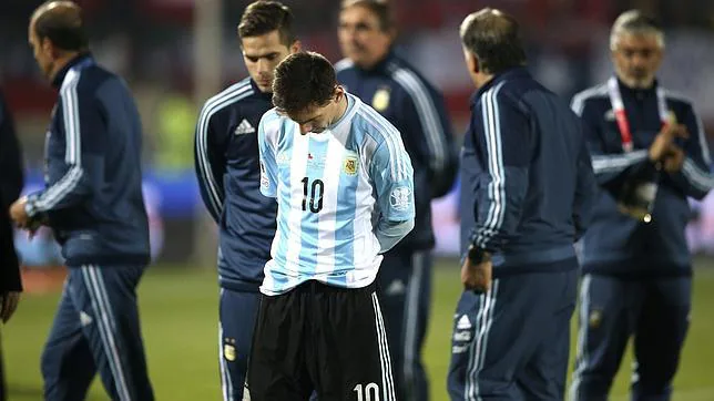 Messi, cabizbajo tras la derrota ante Chile