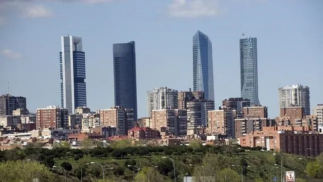 «Skyline» de Madrid con las Cuatro Torres de la Castellana al fondo