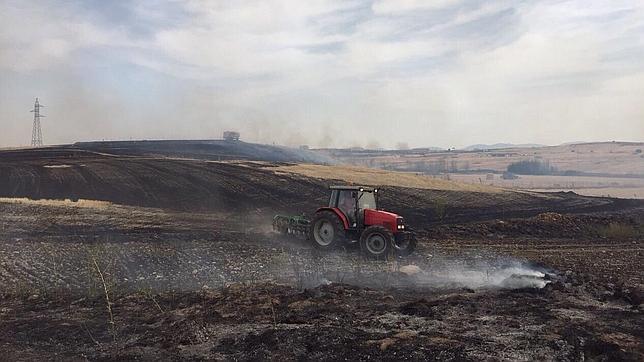 Vecinos de Totanés controlan un incendio con sus tractores