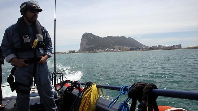 El Gobierno protesta ante Londres por el hostigamiento a un buque español cerca de Gibraltar