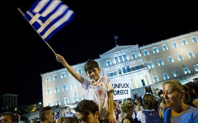 Un niño ondea la bandera de Grecia en la plaza Syntagma tras conocerse el resultado del referéndum