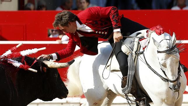 Más toreo a caballo que trofeos en San Fermín