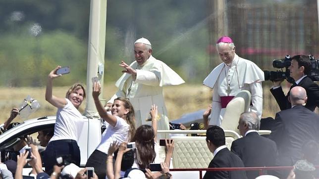 El Papa afirma en Guayaquil que las ayudas a la familia «no son limosna sino una deuda social»