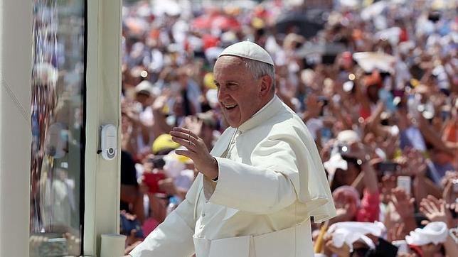 El Papa Francisco saluda a la multitud a su llegada al Parque Samanes de Guayaquil (Ecuador)