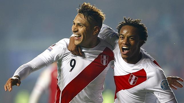 Guerrero y Carrillo celebran un gol de Perú
