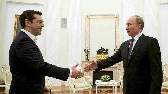 Tsipras estrecha la mano a Putin en una reunión en el Kremlin