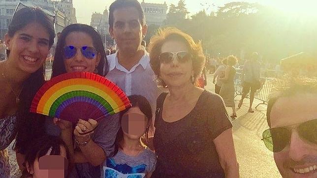 La mujer de Mario Vargas Llosa celebra el Orgullo Gay de Madrid con sus hijos