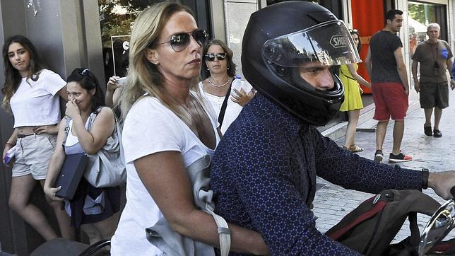 El ministro griego de Finanzas, Yanis Varufakis (centro), y su mujer Danae Stratou, a su salida hoy en moto del Ministerio de Finanzs en Atenas