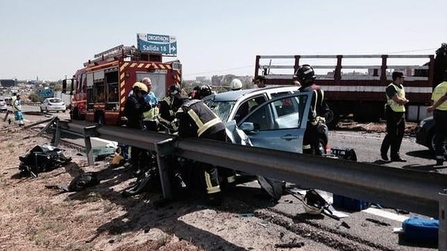 Muere una mujer después de que un camión arrollara a su turismo en la A-5