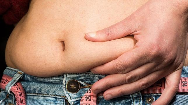 Cinco mentiras recurrentes que no te ayudarán a quitarte la barriga este verano