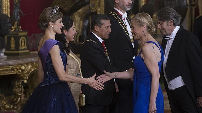 Cristina Cifuentes deja sus tatuajes a la vista en la cena de gala del Palacio Real