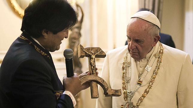 El Papa Francisco analiza el particular regalo ofrecido por Evo Morales
