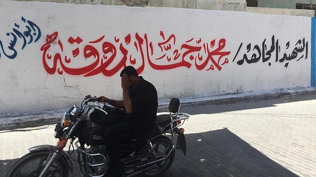 Campo de refugiados de Al Shati del ‘mártir’ Mohamed Roga y una gran pintada en su honor