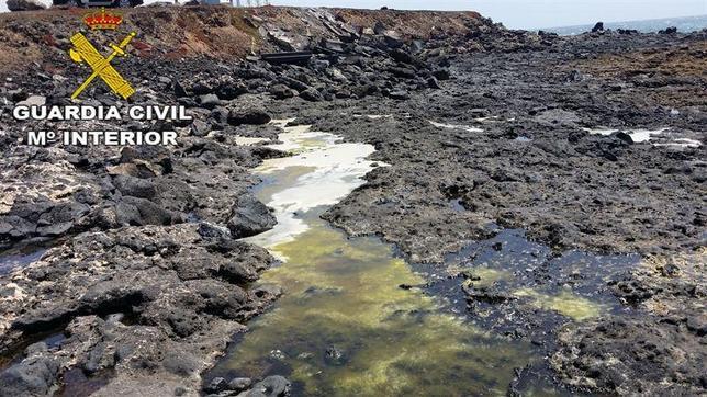 El Seprona denuncia a una empresa de Lanzarote por un vertido incontrolado en el litoral