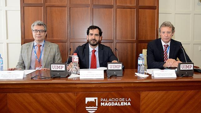 En la inauguración del curso, de izquierda a derecha: Salvador Torres, Álvaro Gutiérrez Berlinches, y José Luis Espinosa de Soto