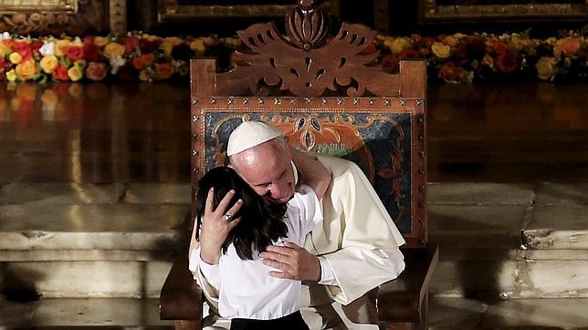 El Papa abraza a una joven en Quito